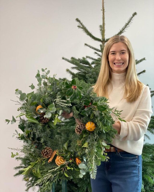 Wreath making workshops today  Such a creative group thank you for having us!  #wreathmaking #meta #pinesandco 🌲